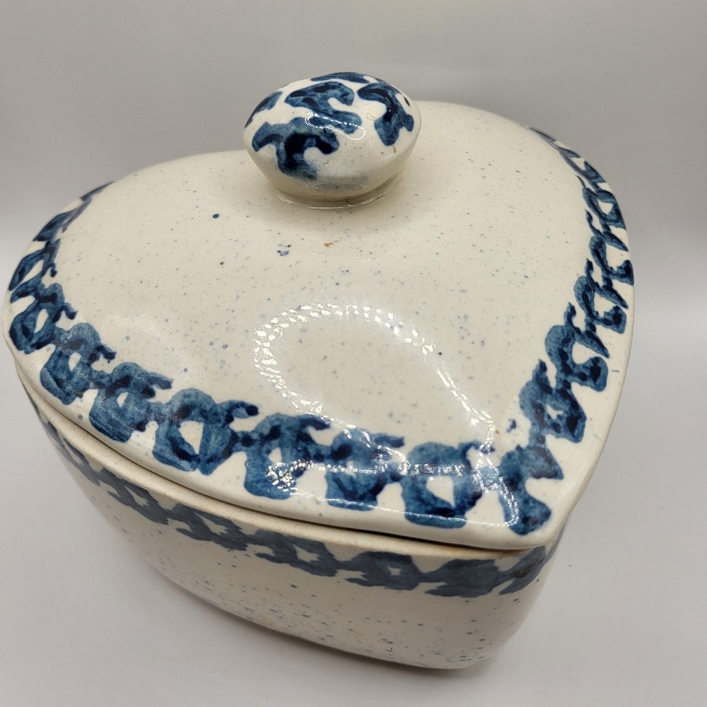 Vintage Heart Shaped Trinket Box Blue White‎ Ceramic Spongeware Lid